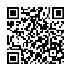 面露难色地看着碗里的泡馍和羊肉二维码生成