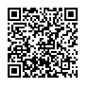 项链上月牙形的饰物刚好垂挂在她那条深邃的乳沟上面二维码生成