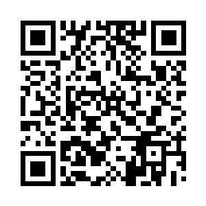 顺着破碎的车门缓缓流淌到高速水泥路上二维码生成