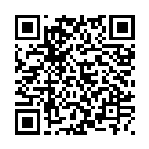 顾夫人给顾茗递过帕子去叫他擦汗二维码生成