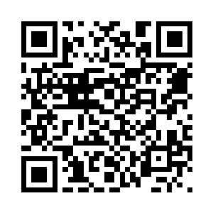 额前留得齐刘海也被风吹开分向两边二维码生成