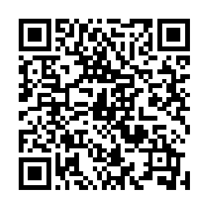 风奇泽这个时候开始用小刀在自己的中指上刺出了一个小眼二维码生成