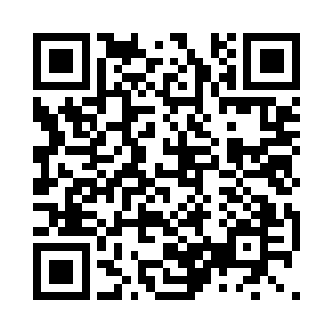 风姿卓然的南宫流云斜靠在一旁的巨石上二维码生成