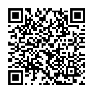 饥饿的小女孩不顾母亲的阻拦在大口的撕咬着饼子二维码生成