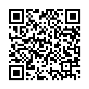 香皂不偏不倚滑在了那个黑人女人的脚下二维码生成