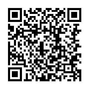 马先生便开始走到一个角落的待客室的沙发上坐了下来二维码生成