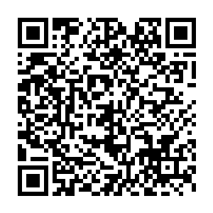 马如云看着眼前这个让自己愿意放弃族内的一切而追寻幸福的男子二维码生成