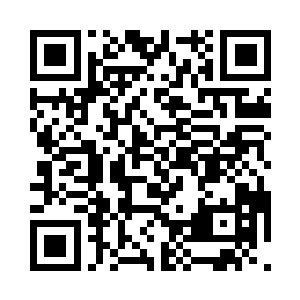 骨瘦如柴的男高中生先是往后缩了一下二维码生成