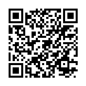 高扬下车之后还在系着他的西服扣儿二维码生成