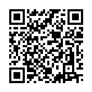 高扬拿着斧子在枪管上连续的敲打二维码生成