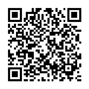 高扬看见了在他前面不远的地方有两个人坐在街边的咖啡座上二维码生成