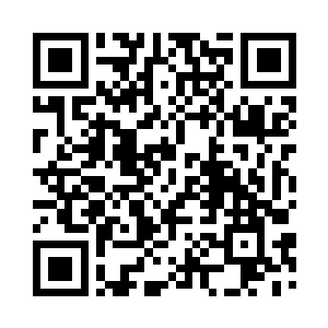 高挺的鼻梁下粉嫩的薄唇微微向上翘二维码生成