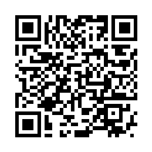 高梓惜一边在黑板上面写着数学公式二维码生成