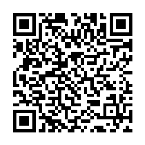 高空中乌云中陡然出现了一团万丈大小的火红色云朵二维码生成