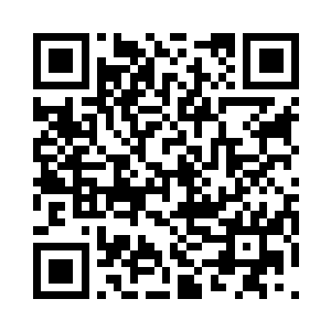 高阶法师波鲁杰拄着一根黑色的细长法杖二维码生成