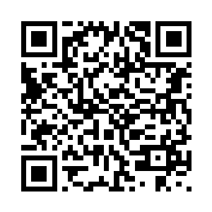 鲜红的河水镶嵌在碧绿的山脉之中二维码生成