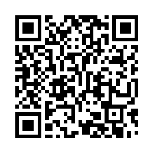 鹰无敌和慕容星华陪站在其身后左右二维码生成