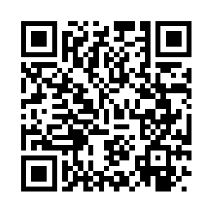 黑人军官被胁迫着拿起了桌上的一支笔二维码生成