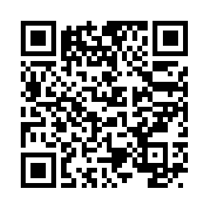 黑色奔驰也是同样在秦方的奥迪旁边停了下来二维码生成