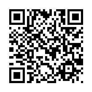 黑色披风下垂的一角偶尔随风翻动一下二维码生成