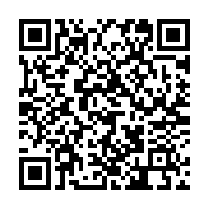 黑色的裙摆随着舞步以及阳台上吹进来的晚风随风飘扬二维码生成