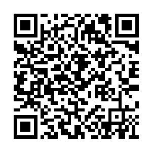 黑衣晒女从随身的锦囊里拿出一锭银子递给孟宪二维码生成