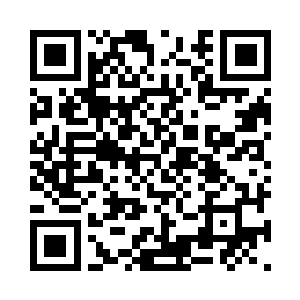 黑长直女孩在夜幕之中紧张的盯着景区大门二维码生成