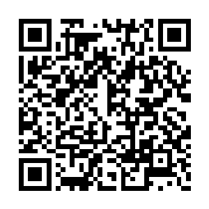 龙天阙另外一只手顺着她的脸颊慢慢的往下滑动二维码生成