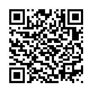 龙阵和龙天正坐在龙鸣的兽皮旁边二维码生成